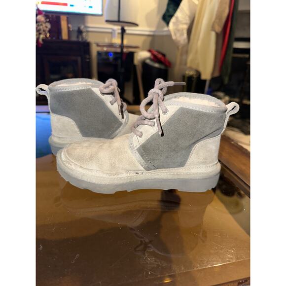 ⭐️ Boys UGG Australia Neumel II Gray Suede Shearling Lined Chukka Boots Size 13 - Picture 2 of 5